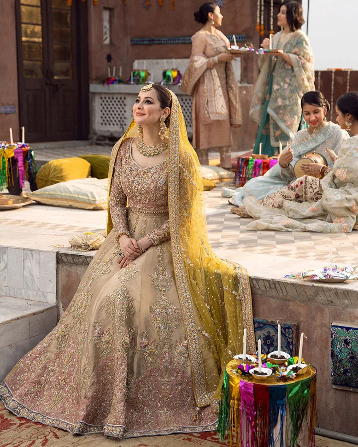 Faiza Saqlain - Mahveen — full outfit view